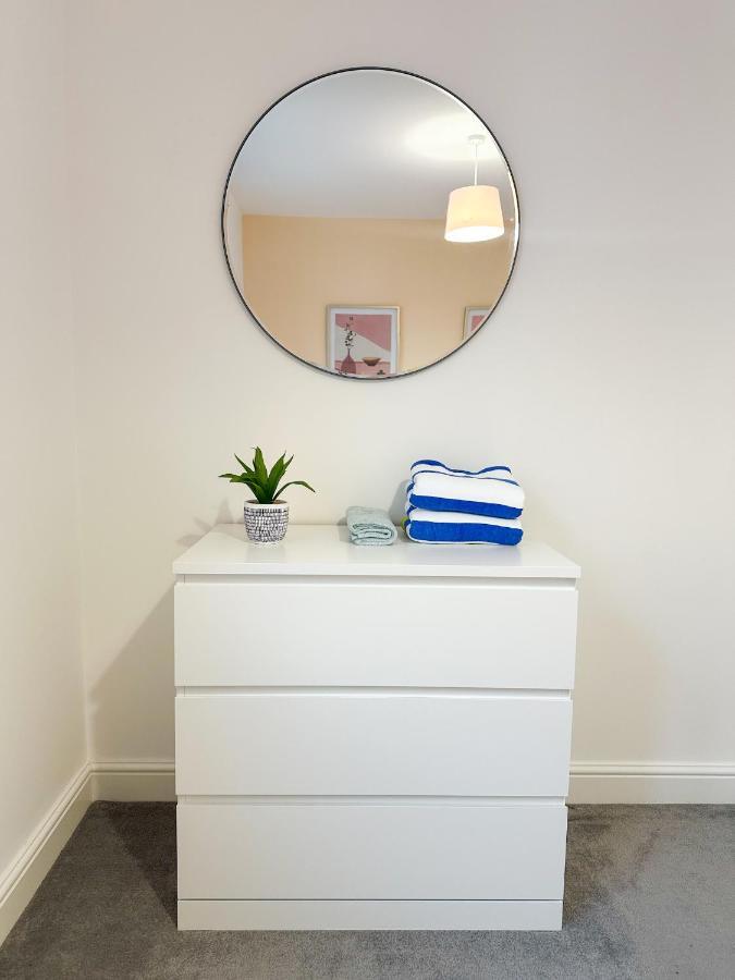 Luxury 2 Bedroom City Centre Apartment - Secure Parking - Amazing Location! Canterbury Exteriör bild